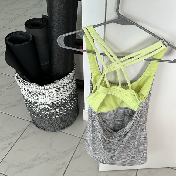 Lululemon Tank Top w Built in Bra - Picture 2 of 3